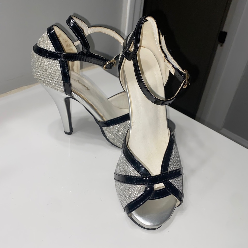 Silver and Black peak a boo heals, brand Glamorbeauty, size 5.5